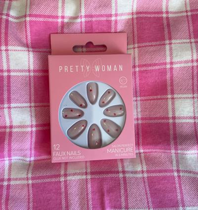 Pretty Woman faux nails with heart design 12-pack