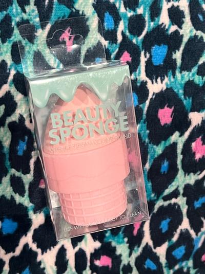 Beauty Sponge with Ice Cream Cone Stand